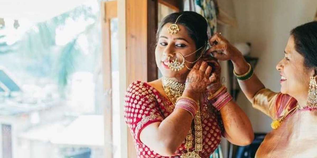 Top 3 Poses for Brides with Their Mothers: Capturing Cherished Moments in Indian Wedding Outfits